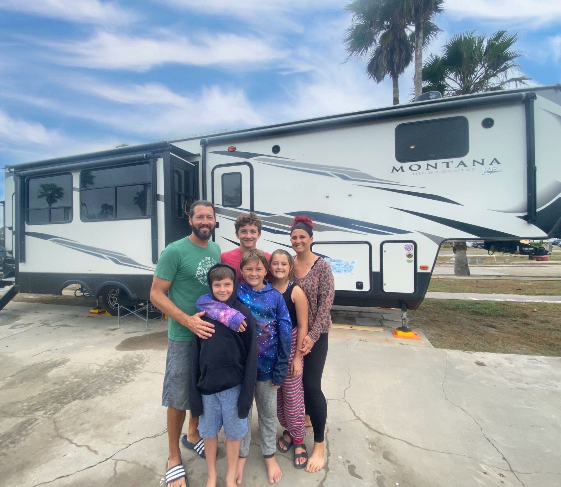 Finding the Best RV for Large Family Groups Fulltime Families