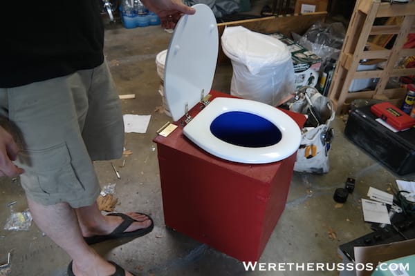 Composting bucket toilet