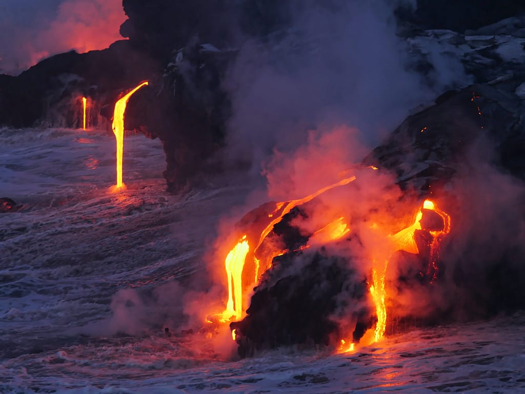 Volcano erupting in Hawaii Volcanoes National Park: the perfect place for camping in Hawaii