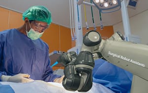 knee surgeon and robot