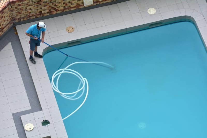 pool cleaner cleaning pool