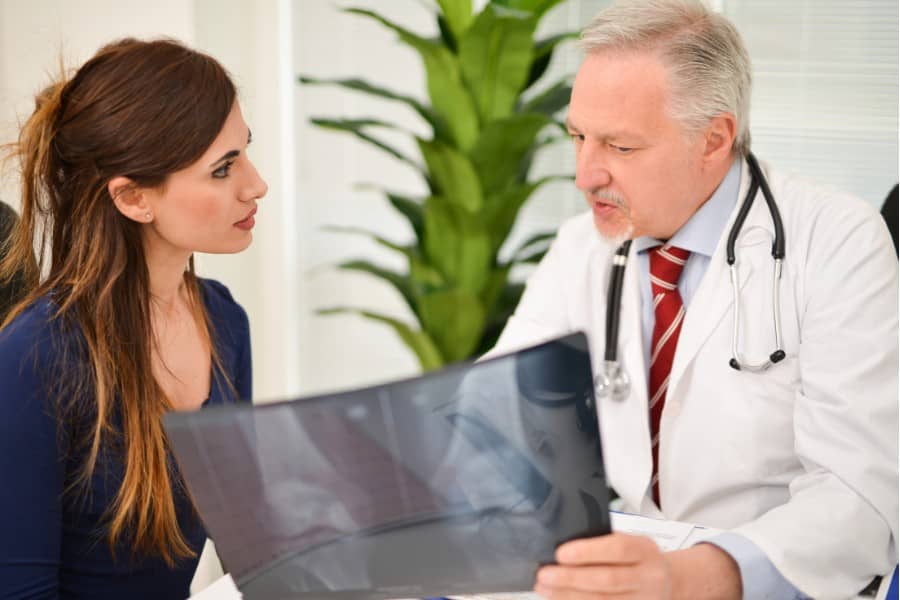 knee replacement surgeon talking to a patient
