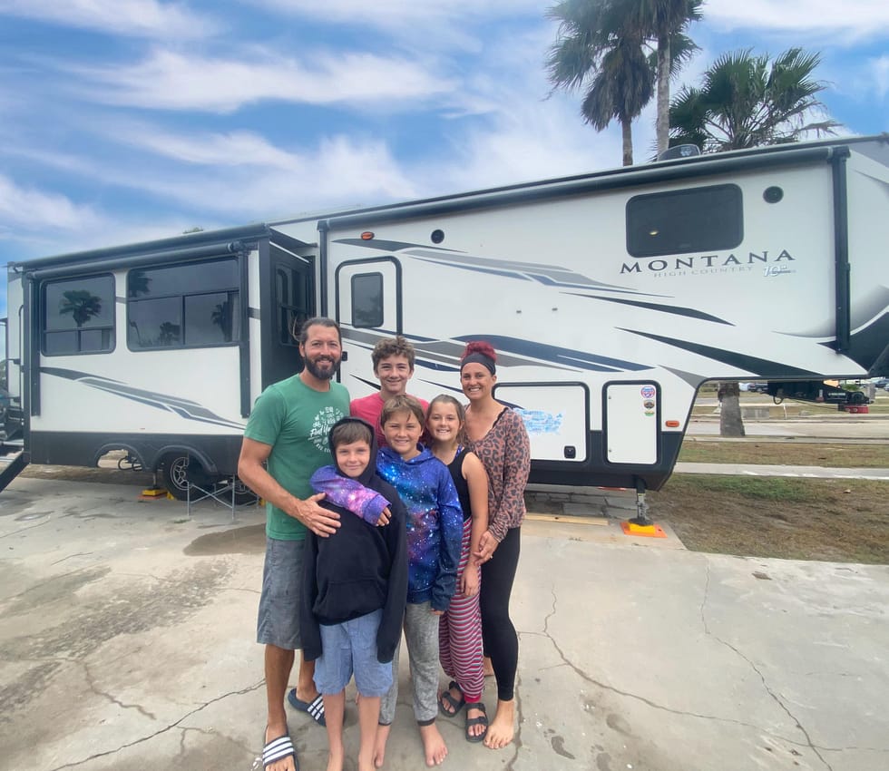 Finding the Best RV for Large Family Groups Fulltime Families